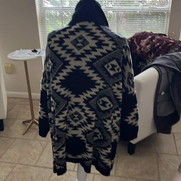 Forever 21 Sweater - Picture 4 of 5